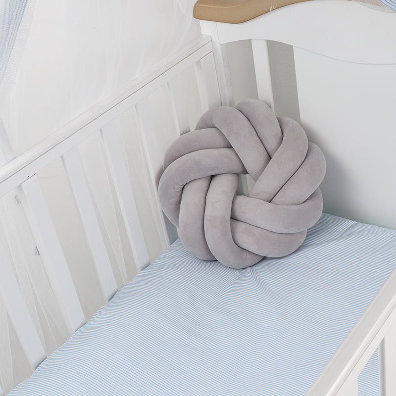 Knotted pillow